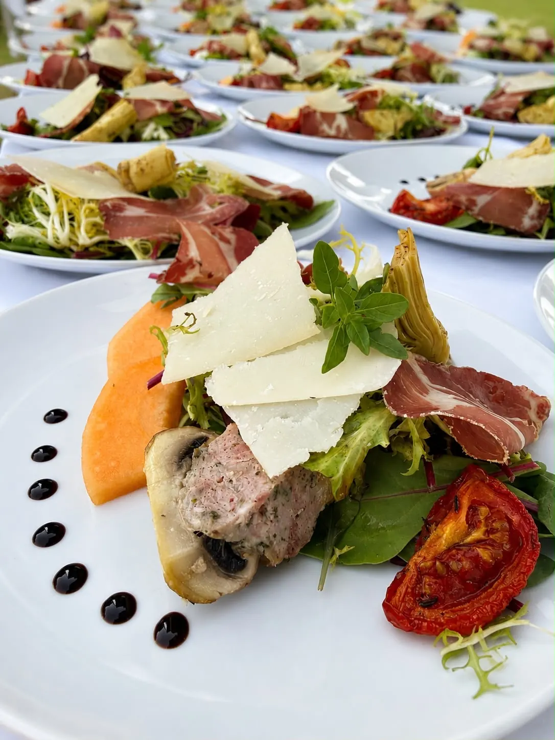 Assiettes d’entrée : terrine, jambon cru, tomates confites et parmesan