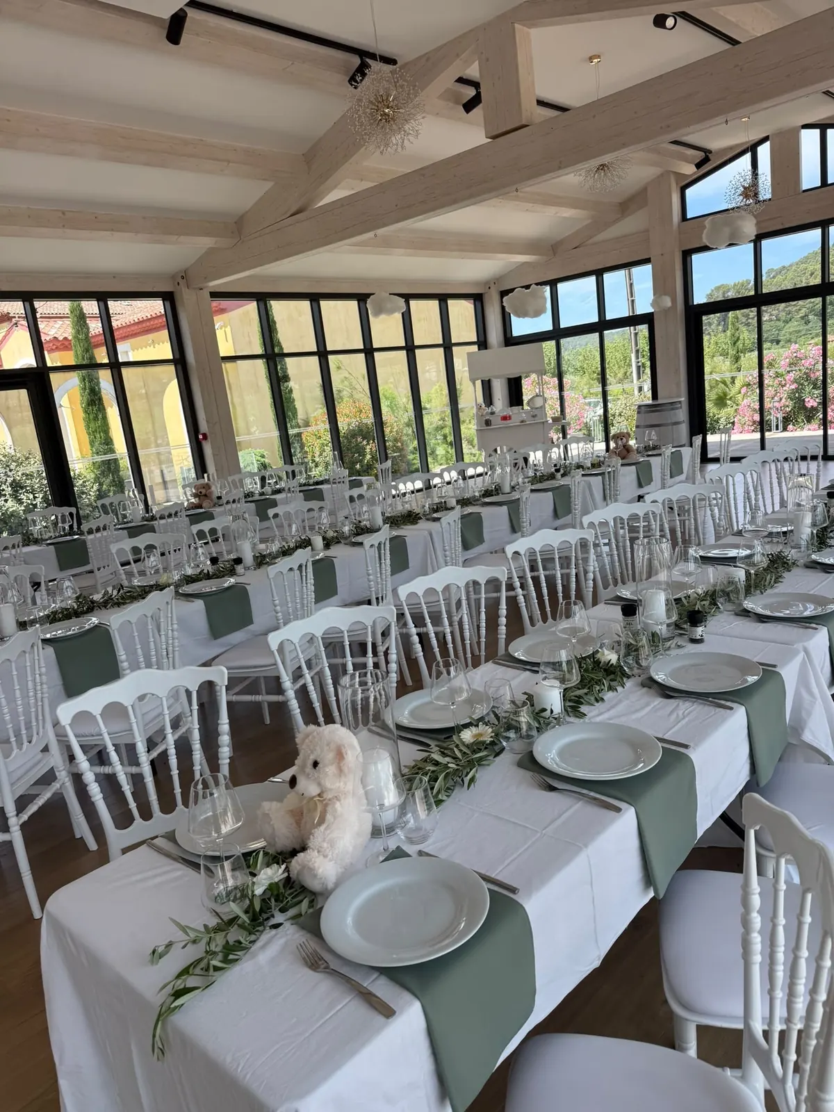 Tables de banquet de mariage dans la salle d’un domaine