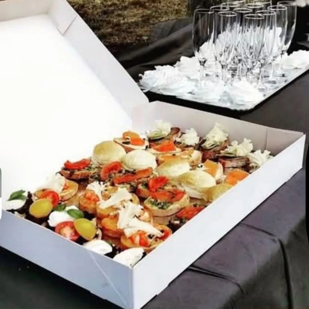 Boîte de canapés salés prête pour un cocktail