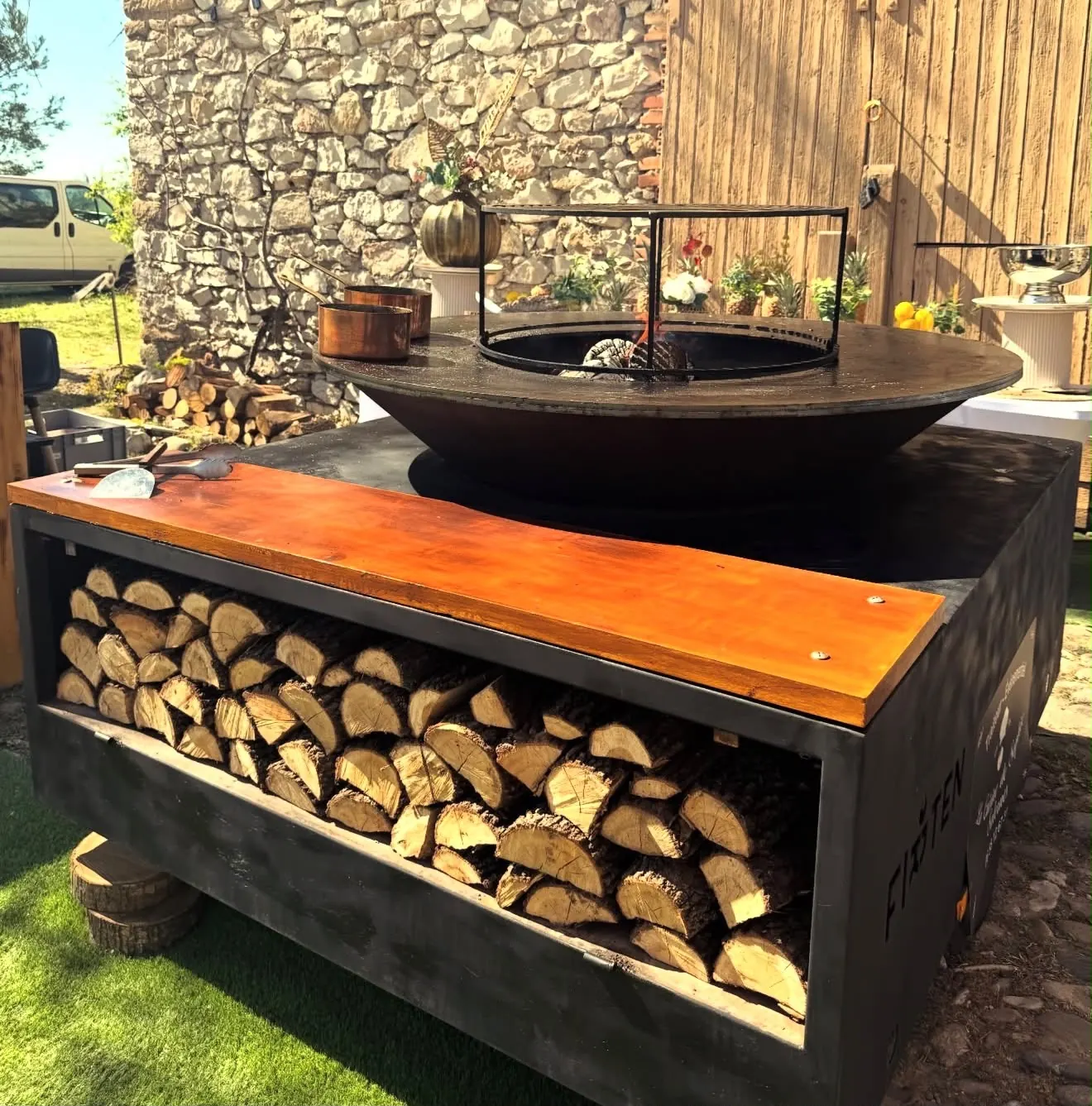 Brasero au feu de bois installé pour une réception