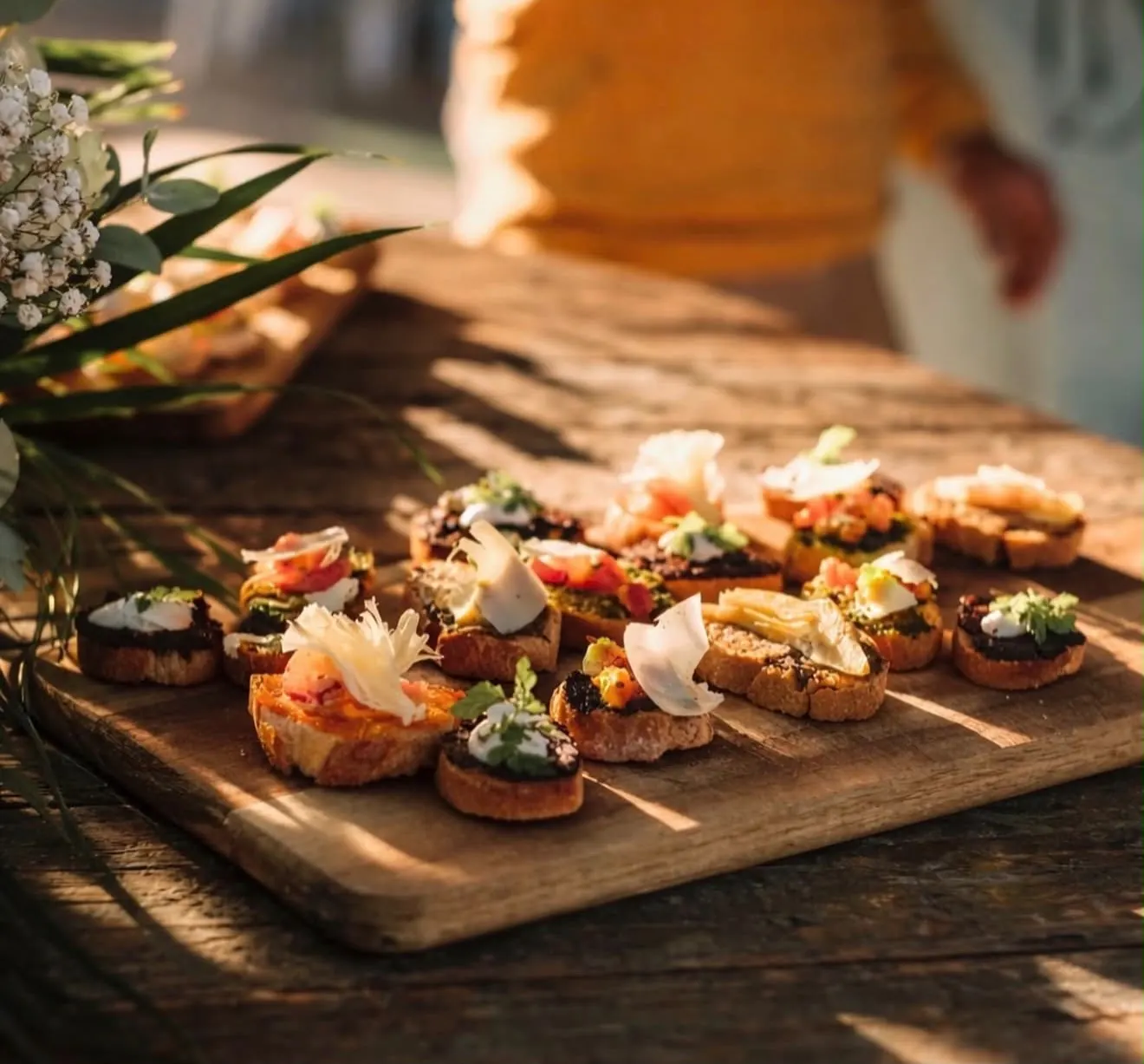 Bruschettas gourmandes servies sur une planche en bois