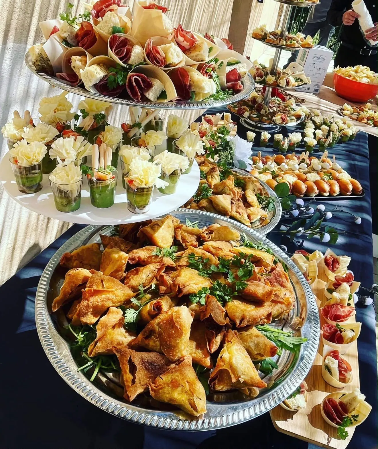 Buffet cocktail avec bouchées et verrines