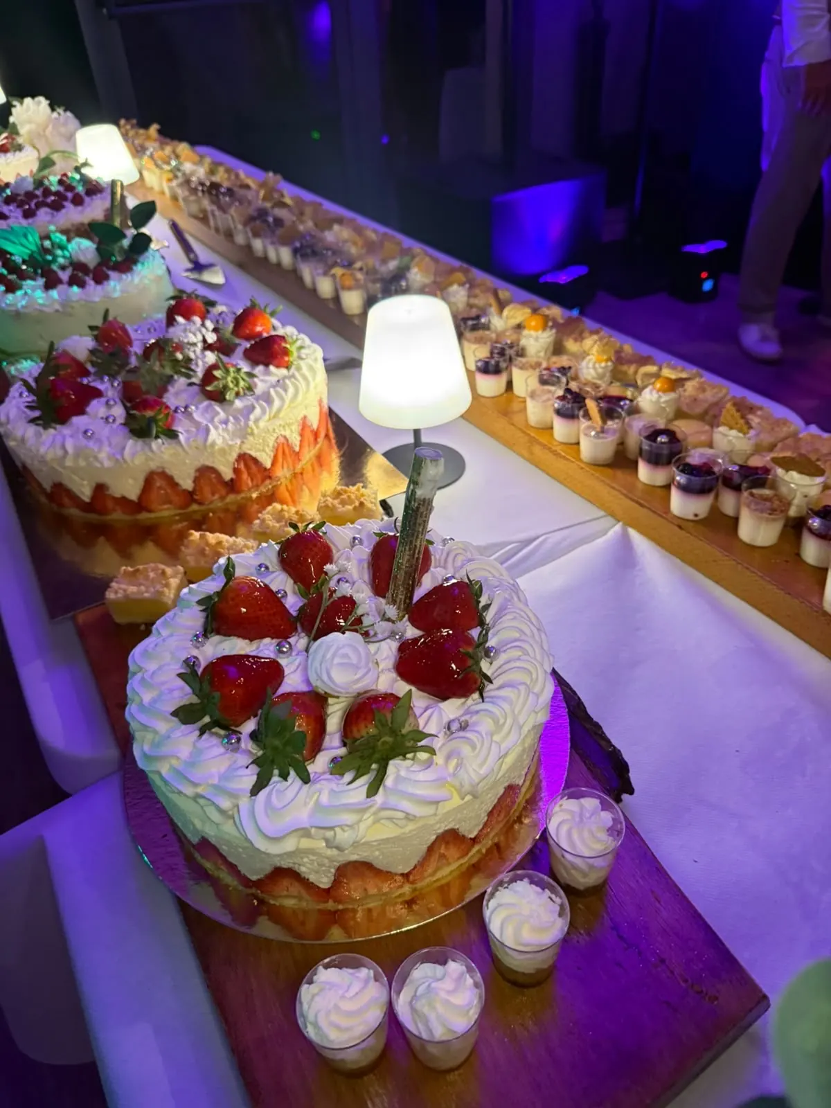 Buffet de desserts avec fraisiers et verrines