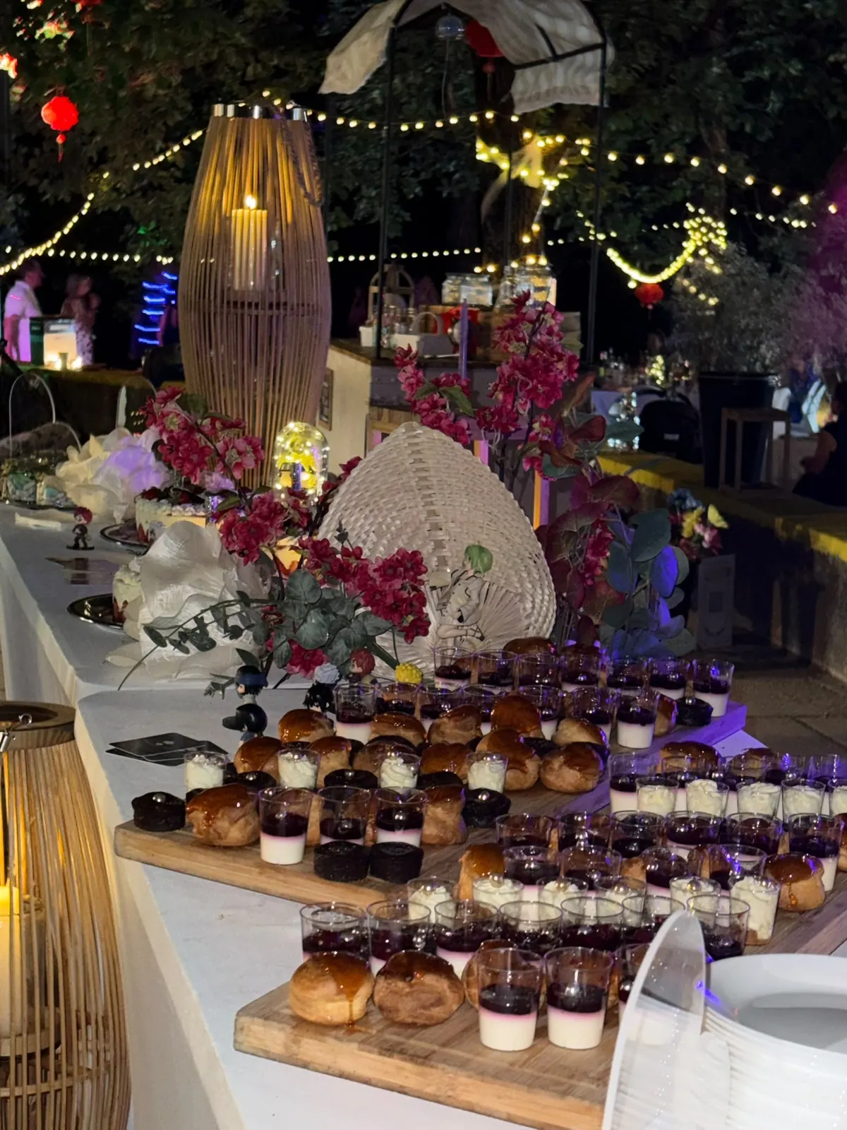 Buffet de desserts pour une soirée de mariage
