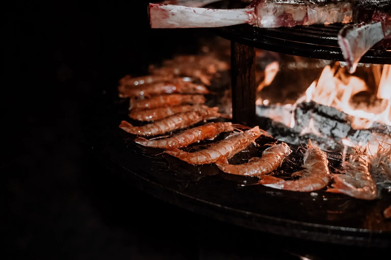 Gambas grillées au brasero au feu de bois