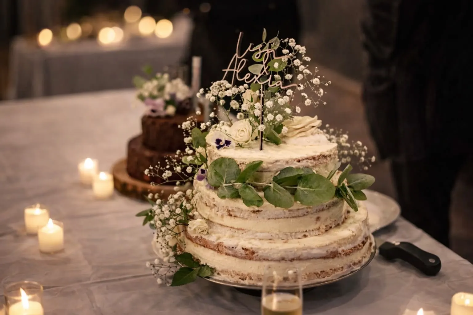 Naked cake de mariage aux fleurs, éclairé à la bougie