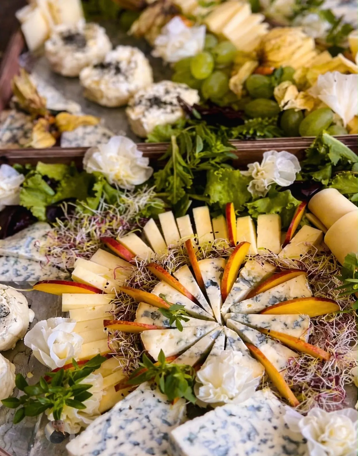 Grand plateau de fromages pour une réception