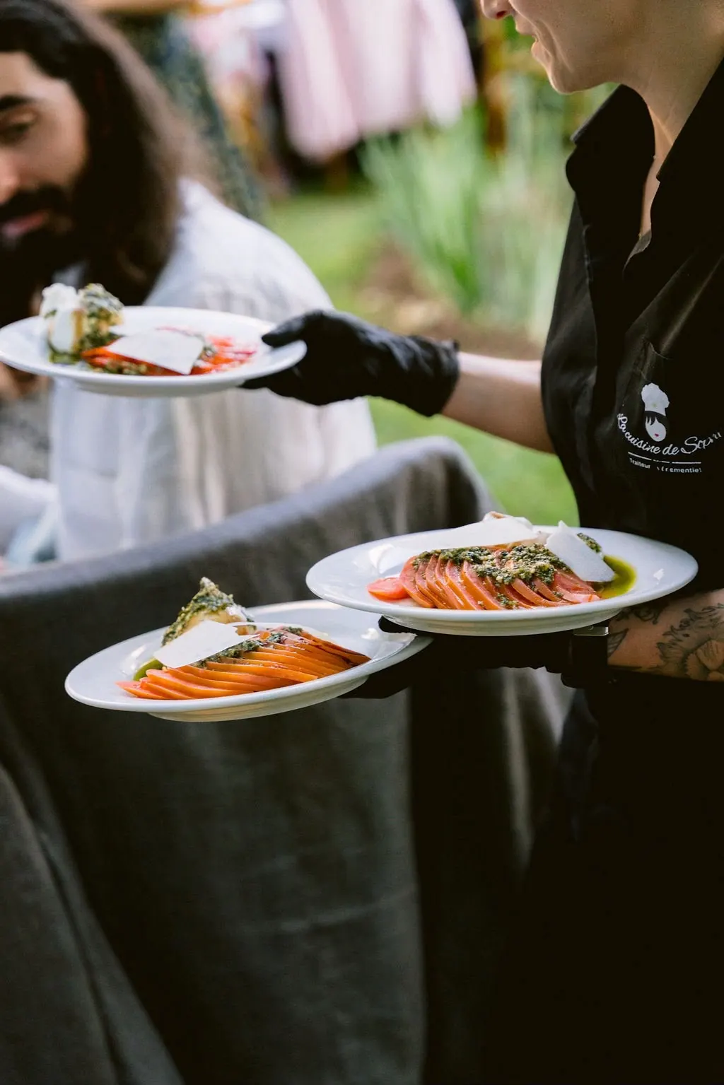 Service des assiettes aux invités