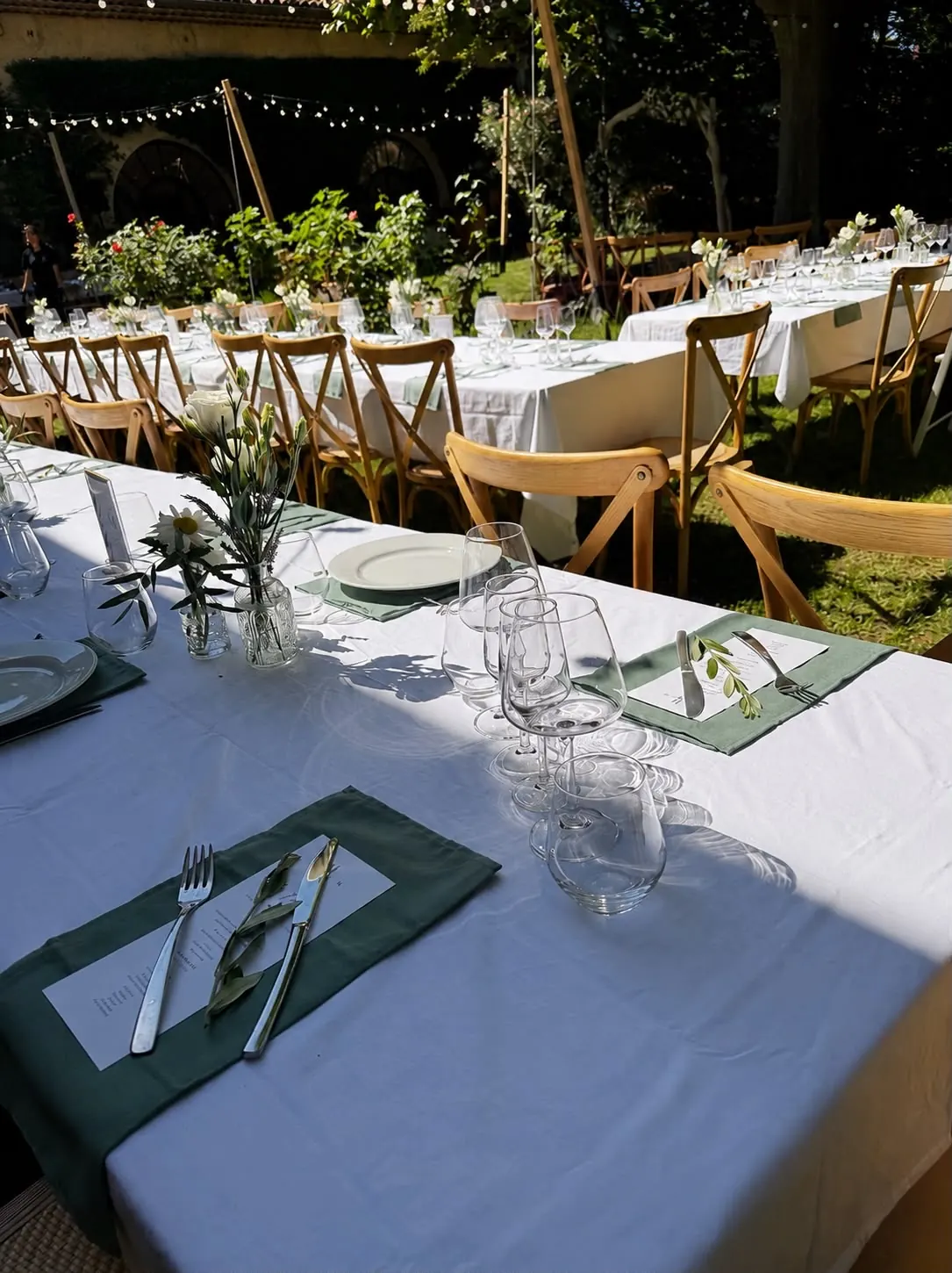 Tables de réception dressées en extérieur sous les arbres
